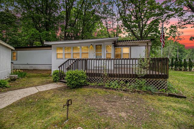front view picture of 180 Bonnie Street, Ludington, MI. 49431