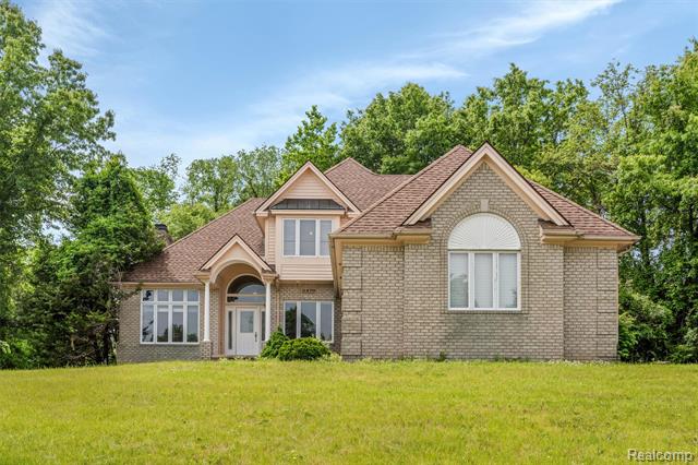 front view picture of 2479 Waterfront Drive, Brighton, MI. 48114