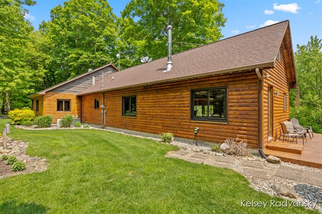 front view picture of 3223 W 96Th Street, Grant, MI. 49327