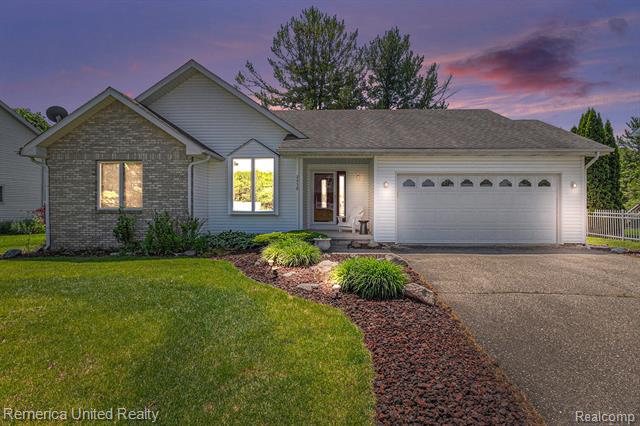 front view picture of 2458 Oseola Avenue, Howell, MI. 48843