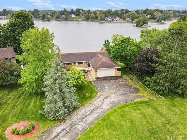 front view picture of 7038 Driftwood Drive, Fenton, MI. 48430
