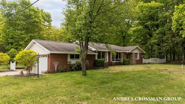 front view picture of 2095 Lakeshore Drive, Fennville, MI. 49408