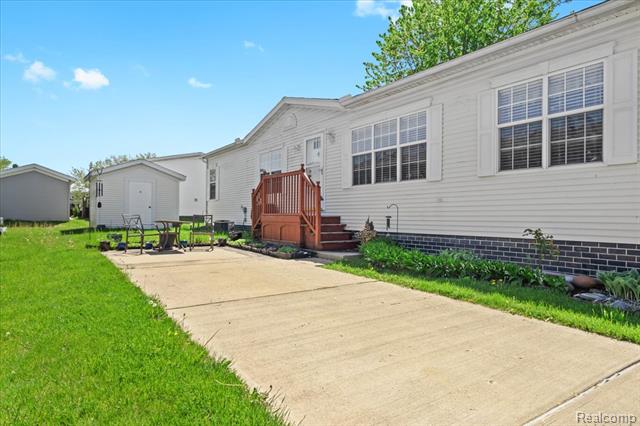 front view picture of 11091 Aspen Court, South Lyon, MI. 48178