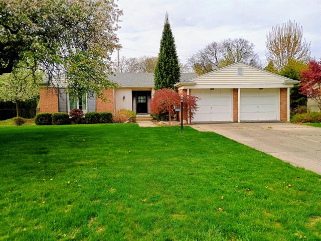 front view picture of 1635 Woodside Drive, East Lansing, MI. 48823