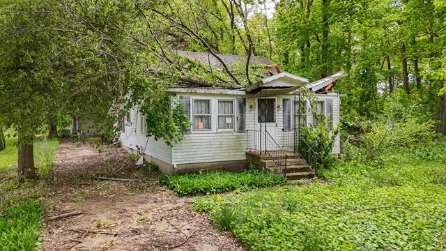 front view picture of 31889 W Lakeshore Drive, Dowagiac, MI. 49047