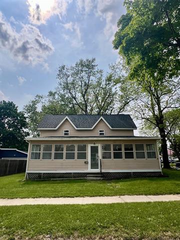 front view picture of 823 Pine Avenue, Alma, MI. 48801