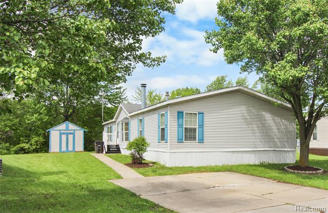 front view picture of 2074 Decoy Lane, Newport, MI. 48166