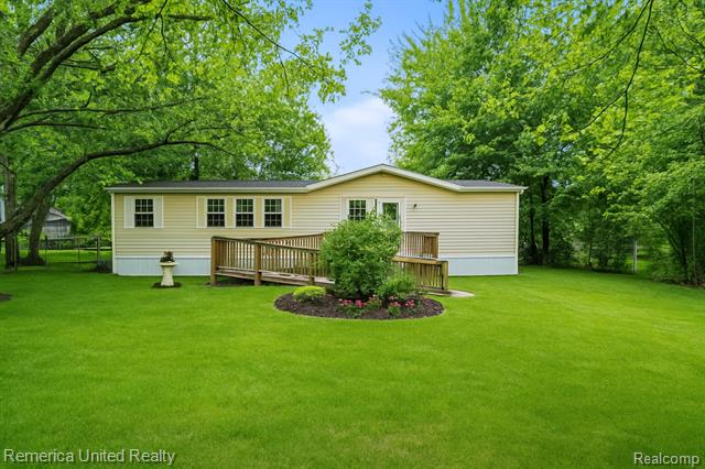 front view picture of 5758 Maunee Drive, Brighton, MI. 48114