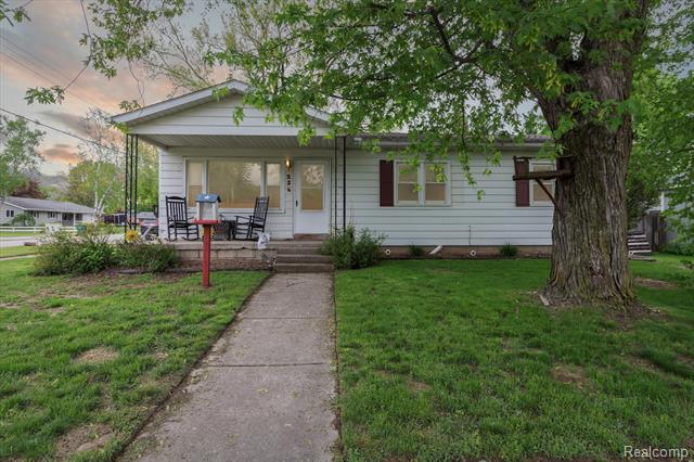 front view picture of 136 W 1St Street, Gladwin, MI. 48624
