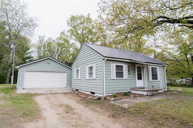 front view picture of 2204 W Surrey Road, Farwell, MI. 48622