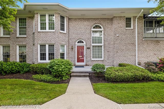 front view picture of 172 Windwood Pointe, Saint Clair Shores, MI. 48080