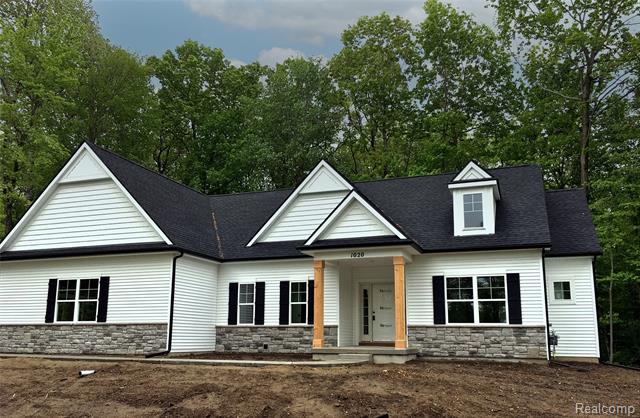 front view picture of 1020 Woods Edge Drive, Hartland, MI. 48353
