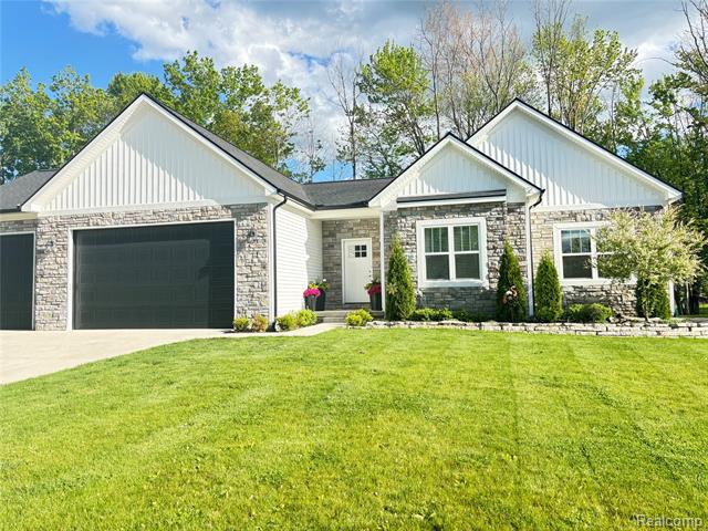 front view picture of 6210 Woodridge Lane, Grand Blanc, MI. 48439