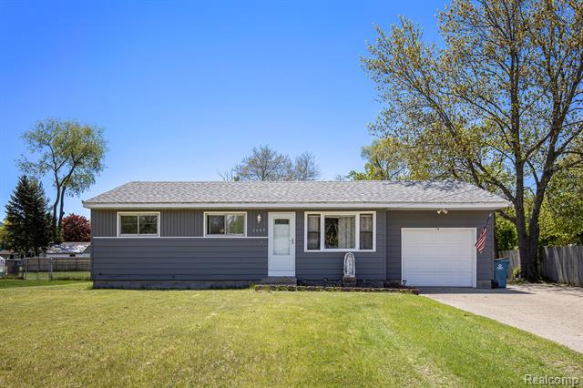 front view picture of 2263 Lawnel Avenue, Muskegon, MI. 49441