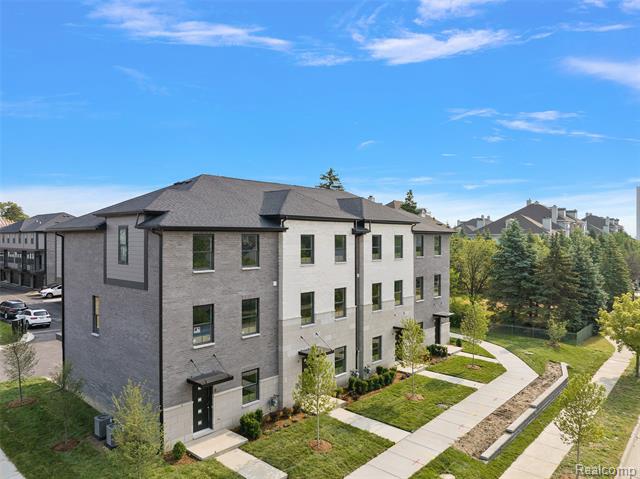 front view picture of 2817 Summers Place, Troy, MI. 48084