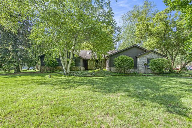 front view picture of 6030 Queen Oaks Drive, Chelsea, MI. 48118