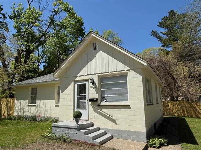 front view picture of 1593 Henry Street, Muskegon, MI. 49441
