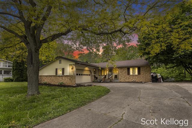 front view picture of 1915 Ramblewood Court Se, Grand Rapids, MI. 49508