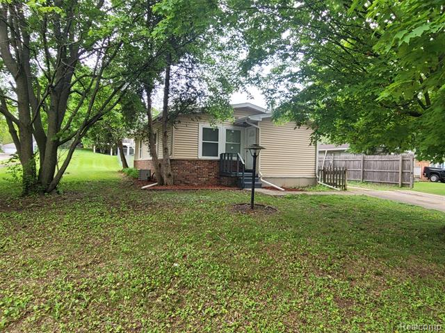 front view picture of 2921 Cranbrook Avenue, Lansing, MI. 48906
