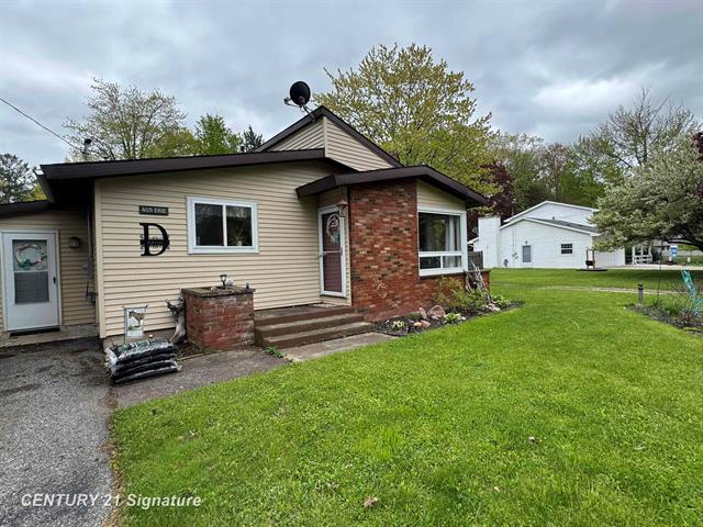 front view picture of 405 Erie Street, Houghton Lake, MI. 48629