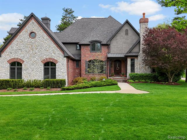 front view picture of 2571 Pebble Beach Drive, Oakland, MI. 48363