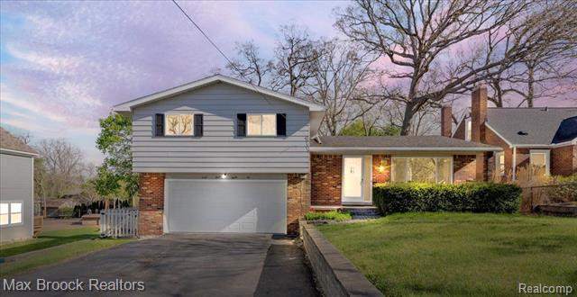 front view picture of 4332 Lanette Dr, Waterford, MI. 48328