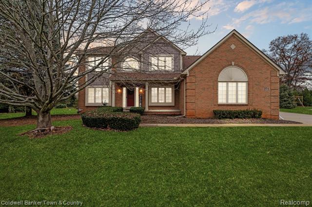 front view picture of 274 Carnoustie, Highland, MI. 48357