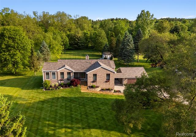 front view picture of 5131 Navajo Trail, Pinckney, MI. 48169