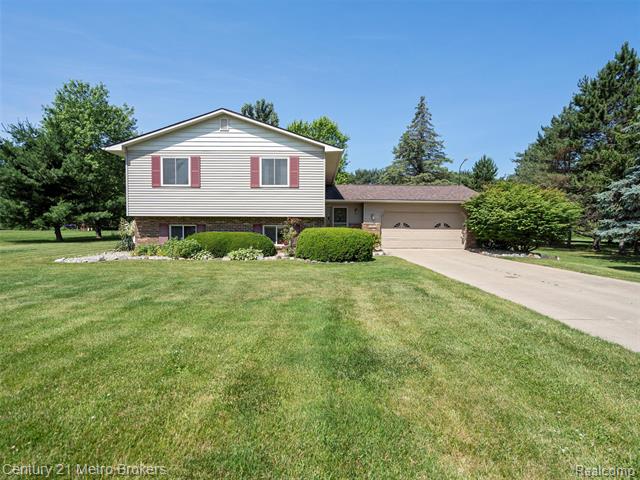 front view picture of 11433 Whitaker Road, Fenton, MI. 48430