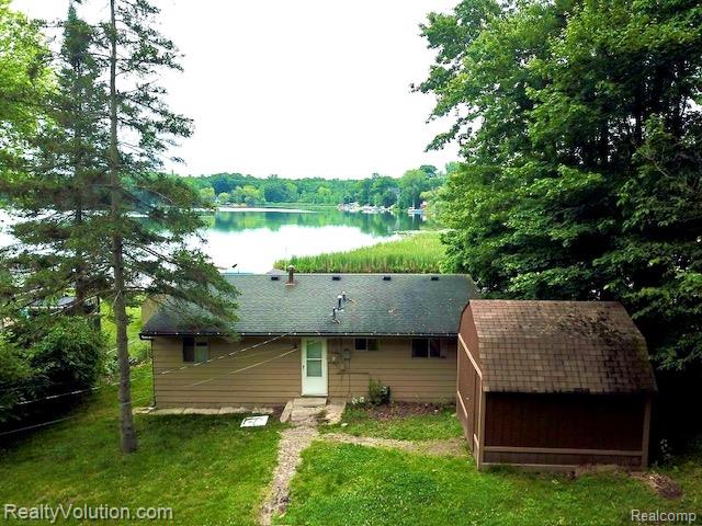 front view picture of 1998 Lakeview Drive, Lapeer, MI. 48446