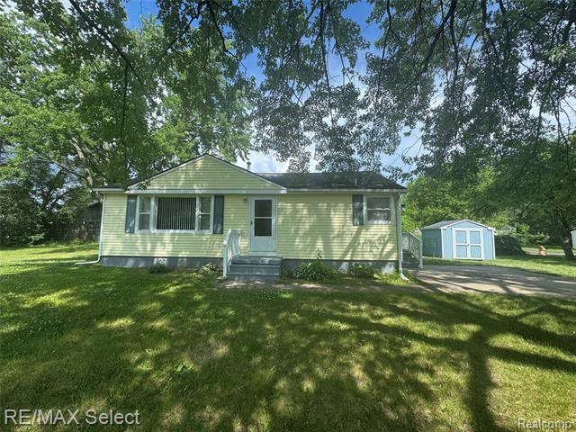 front view picture of 2017 Noble Avenue, Flint, MI. 48532