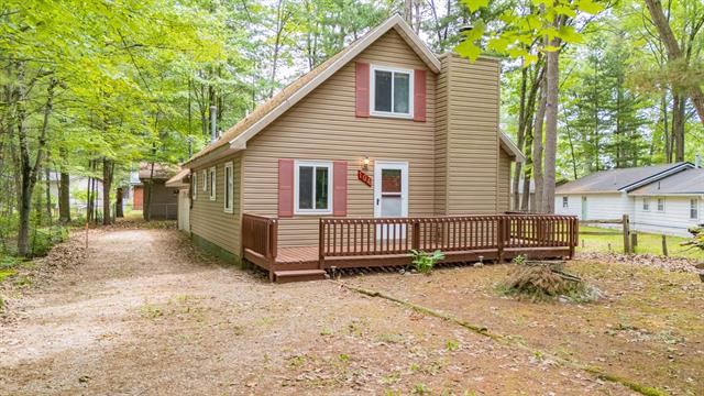 front view picture of 104 Wyckoff Drive, Houghton Lake, MI. 48629