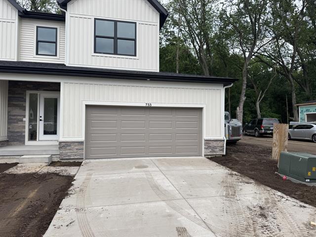 front view picture of 733 E Shorewood Lane, Holland, MI. 49423