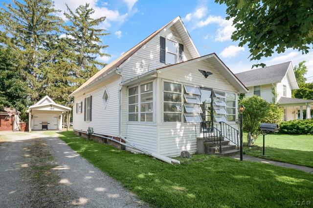front view picture of 304 Giles Avenue, Blissfield, MI. 49228