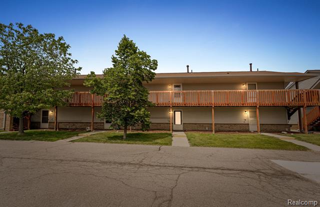 front view picture of 31663 Nardelli Lane, Roseville, MI. 48066