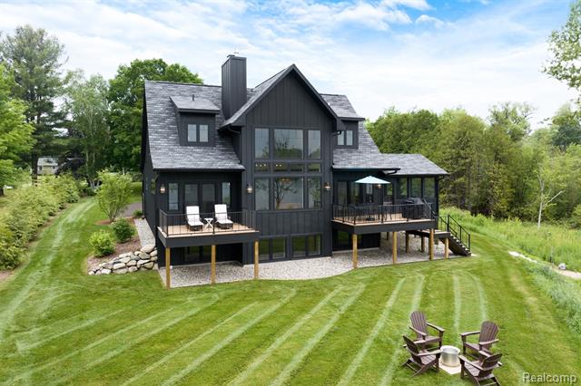 front view picture of 521 S Lake Shore Drive, Lake Leelanau, MI. 49653