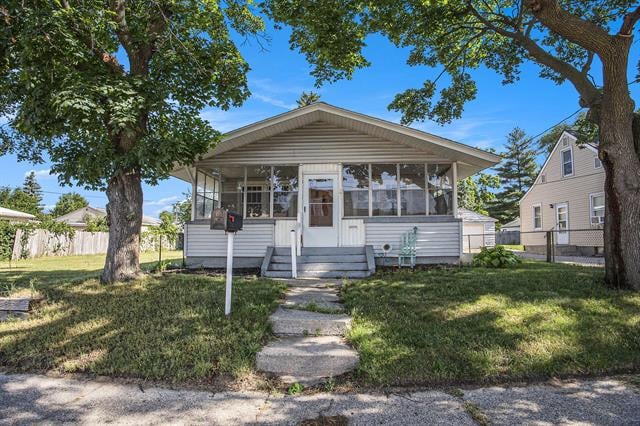 front view picture of 341 Holly Street Sw, Grand Rapids, MI. 49548