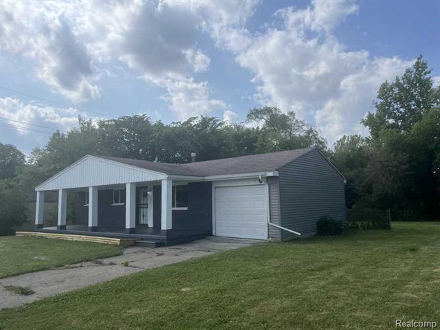 front view picture of 2162 W Coldwater Road, Flint, MI. 48505