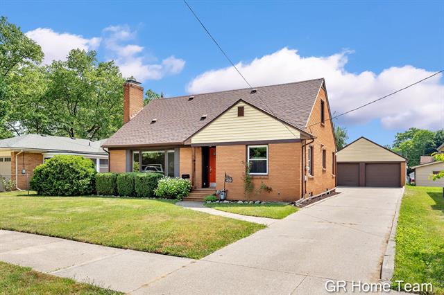 front view picture of 832 Van Buren Avenue Nw, Grand Rapids, MI. 49504