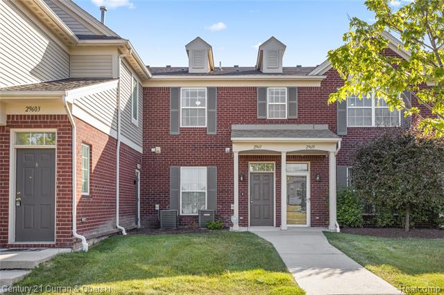 front view picture of 29611 Fox Run Circle, Warren, MI. 48092