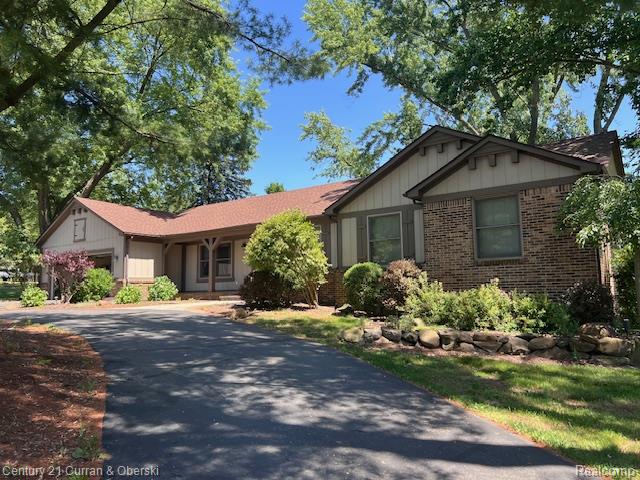 front view picture of 5463 Greenfield Road, Brighton, MI. 48114