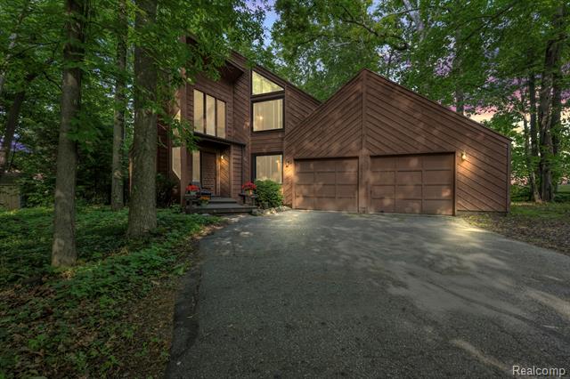 front view picture of 1704 Opaline Drive, Lansing, MI. 48917