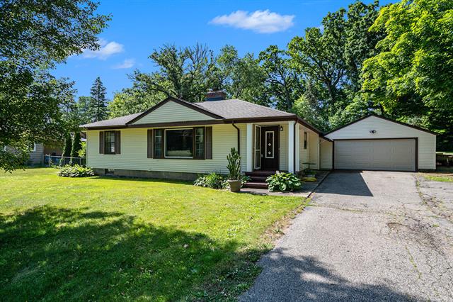 front view picture of 3923 Grand Prairie Road, Kalamazoo, MI. 49006