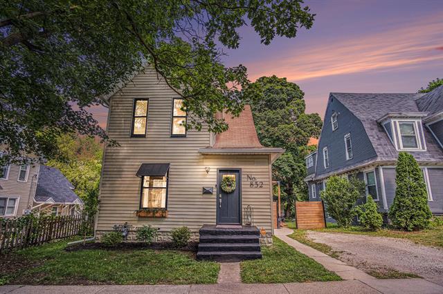 front view picture of 832 Clancy Avenue Ne, Grand Rapids, MI. 49503