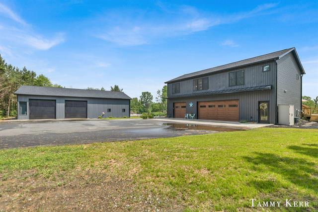 front view picture of 2377 64Th Street, Fennville, MI. 49408