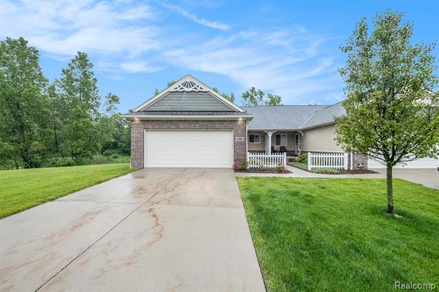 front view picture of 698 Shoreline Drive, Fenton, MI. 48430