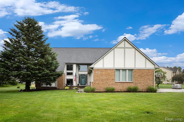 front view picture of 1898 Deer View Court, Howell, MI. 48843