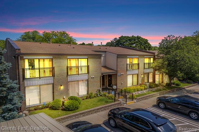 front view picture of 18323 University Park Drive, Livonia, MI. 48152