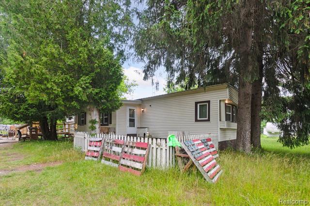 front view picture of 4800 S Huron Road, Standish, MI. 48658