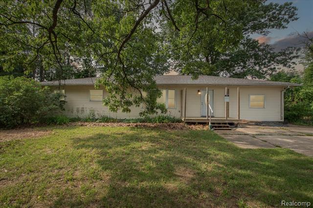 front view picture of 4060 Swarthout Road, Pinckney, MI. 48169